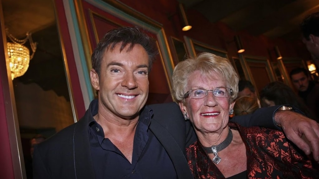 Emotionele Gerard Joling herdenkt moeder: 'Zij hield de familie bij elkaar'