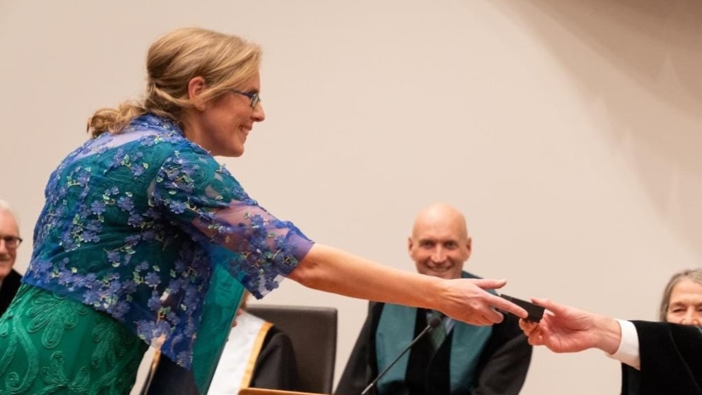 Rozemarijn tijdens haar promotie. Achter: Ernst Kuipers.