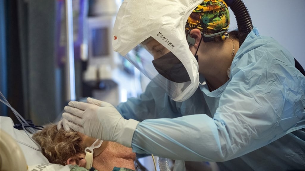 Een coronapatiënt wordt behandeld op de Intensive Care van een ziekenhuis in San Diego