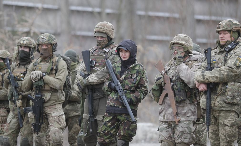 De Hoop Scheffer: bereid snelle evacuatie uit Oekraïne voor