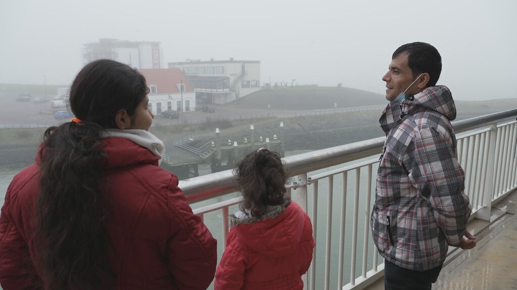 Jamil met twee van zijn kinderen op de boot naar Texel.