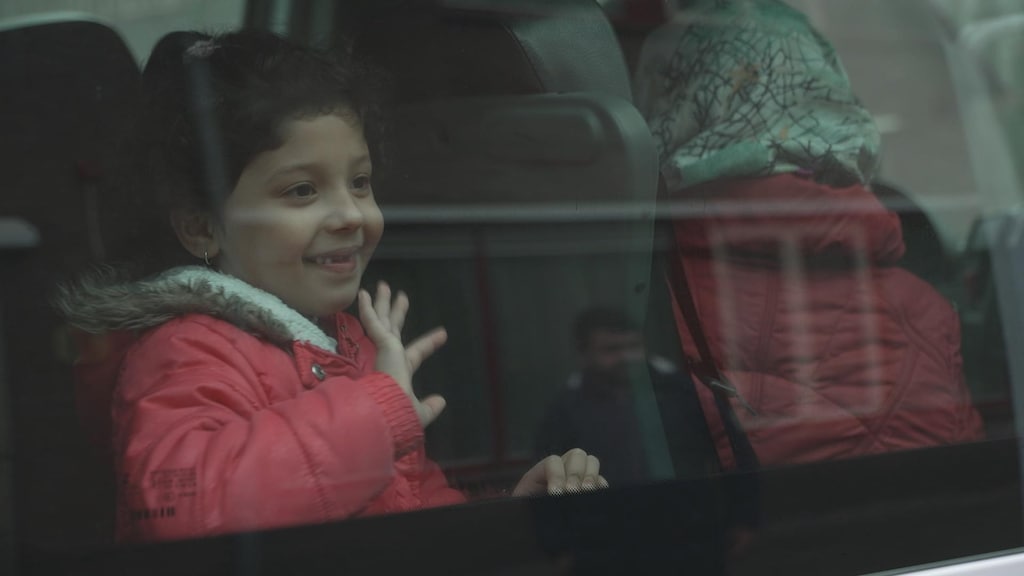 Een van de dochters van Jamil in het busje naar Texel.