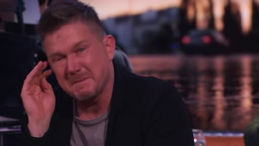 Johnny de Mol pinkt traantje weg in HLF8: 'Heel veel emoties'