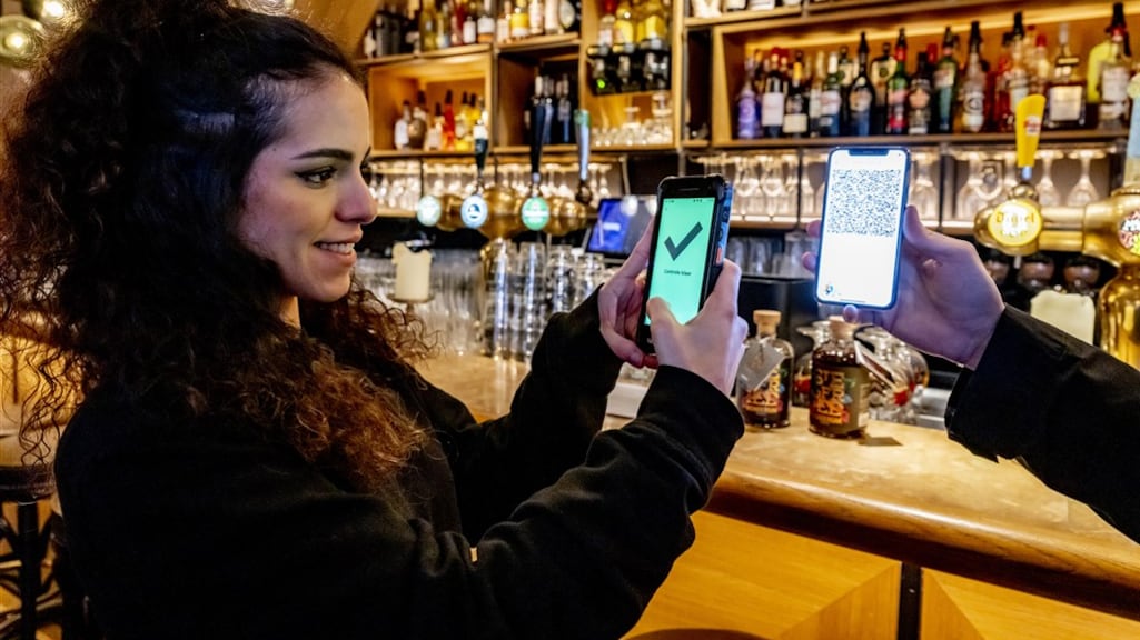 Beperkte houdbaarheid coronapas 'voert druk op om boosterprik te halen'