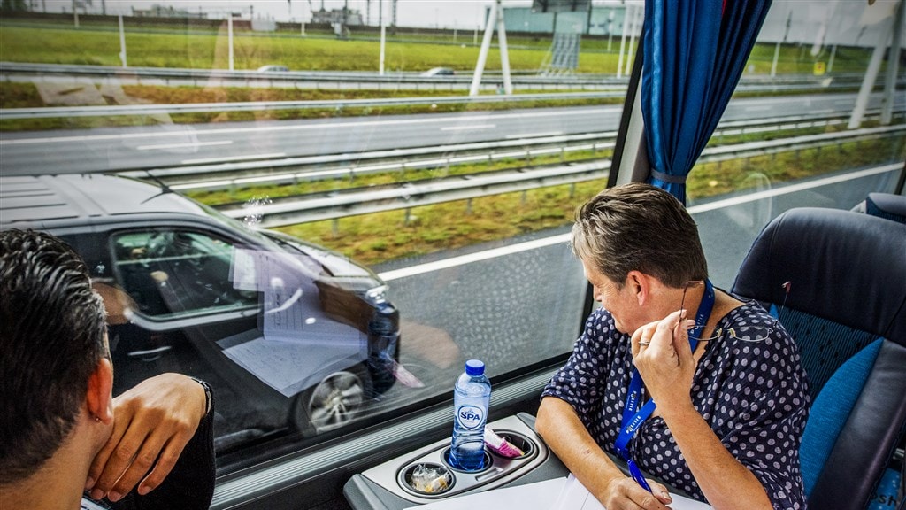 Politie betrapt vanuit touringcar duizenden appende automobilisten