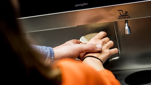 Oproep aan kabinet: 'Betere wetgeving nodig voor aanpak seksuele intimidatie op werk'