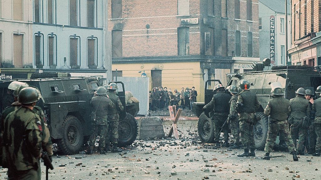 De wegblokkade van het Britse leger tijdens Bloody Sunday.