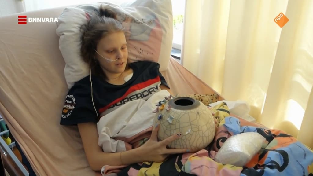 Hartverscheurend: Kiki (16) versiert eigen urn in Over Mijn Lijk