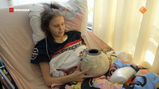 Hartverscheurend: Kiki (16) versiert eigen urn in Over Mijn Lijk