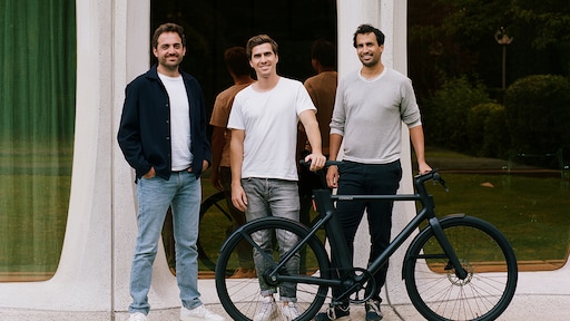 Wankelend e-bikebedrijf Cowboy tijdelijk gered door anonieme geldschieter