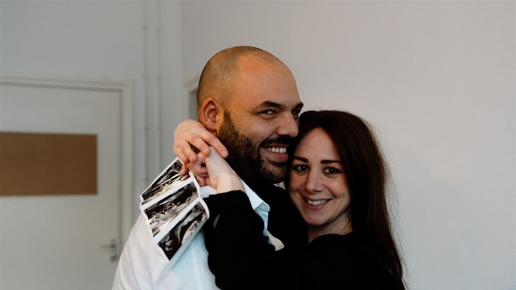 Renate en Ilyas met de echofoto's van Elijah.