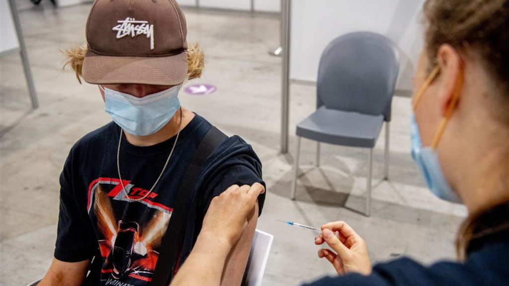 Ergernis over laat advies boosterprik voor jongeren: 'Heft in eigen hand genomen'