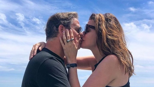 Guus en Manon Meeuwis vieren maand huwelijk met kitscherige kettingen