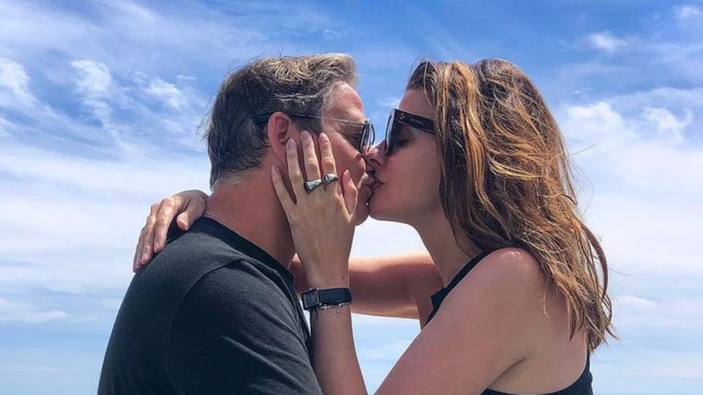 Guus en Manon Meeuwis vieren maand huwelijk met kitscherige kettingen