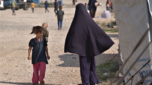 Nederland haalt vijf IS-vrouwen en elf kinderen uit Syrië