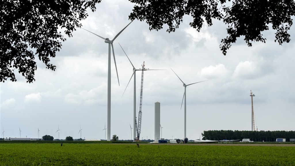 De windturbines bij de A27.