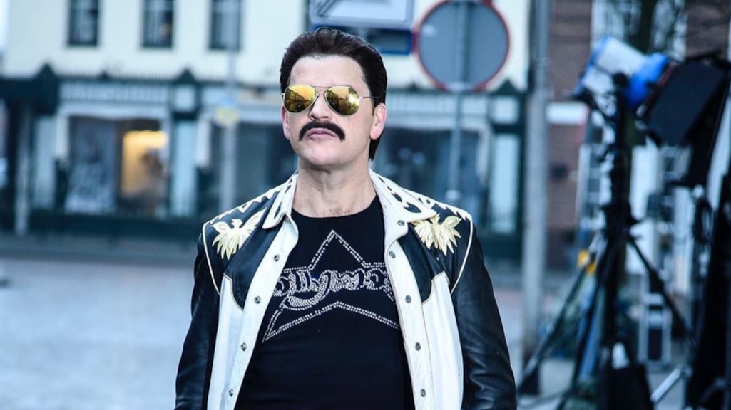 Feestganger Beau steunt openen nachtclubs in interessante outfit