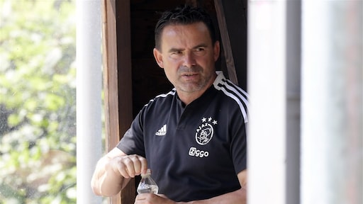 Vertrek Overmars is 'een bom onder Ajax'