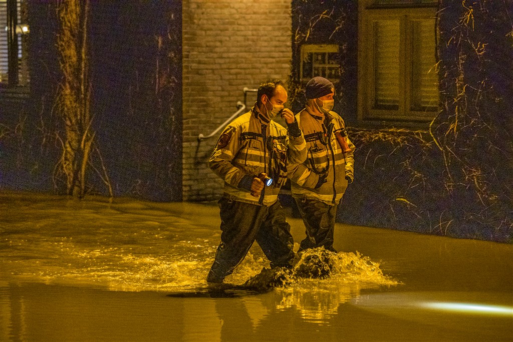 Groot alarm Limburg: Geul buiten de oevers, brandweer naar Valkenburg
