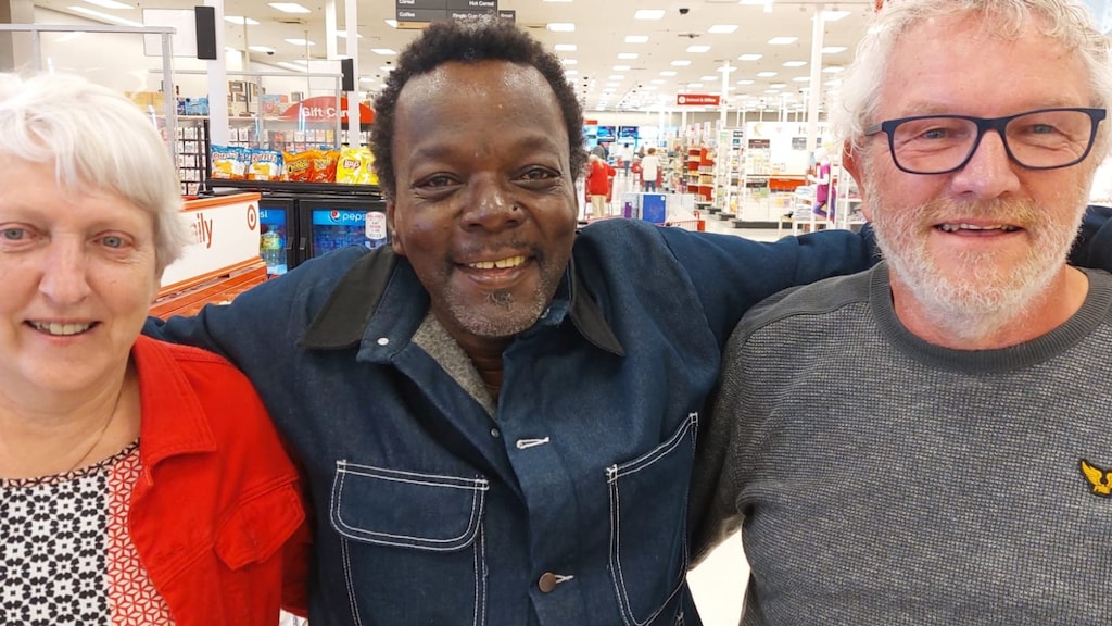 Marian (links) en haar man Marinus (r) met Vincent Simmons, nu vrij man.