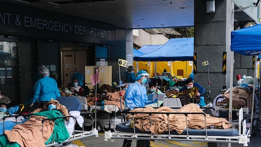 Hongkong in paniek om omikron-tsunami: 'Ziekenhuizen liggen overvol'