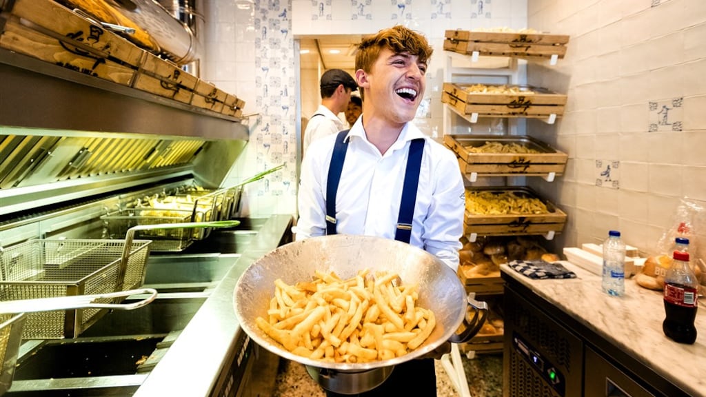 Lil Kleine bij opening frietzaak De Belg in 2017.