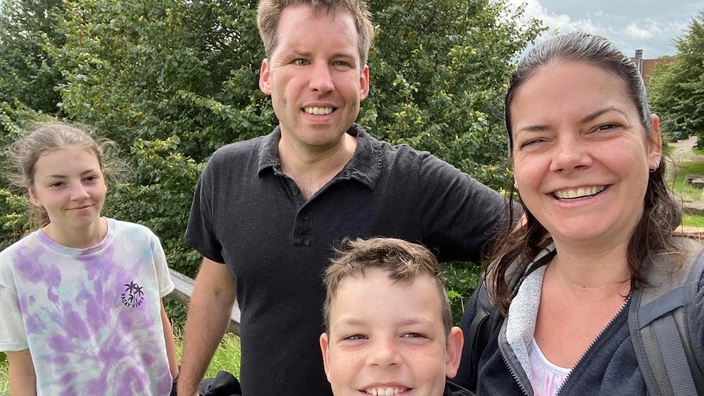 Boet, zijn vriendin en zijn bonuskinderen.