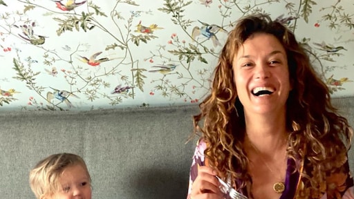 Jarige Katja Schuurman in de watten gelegd door dochters