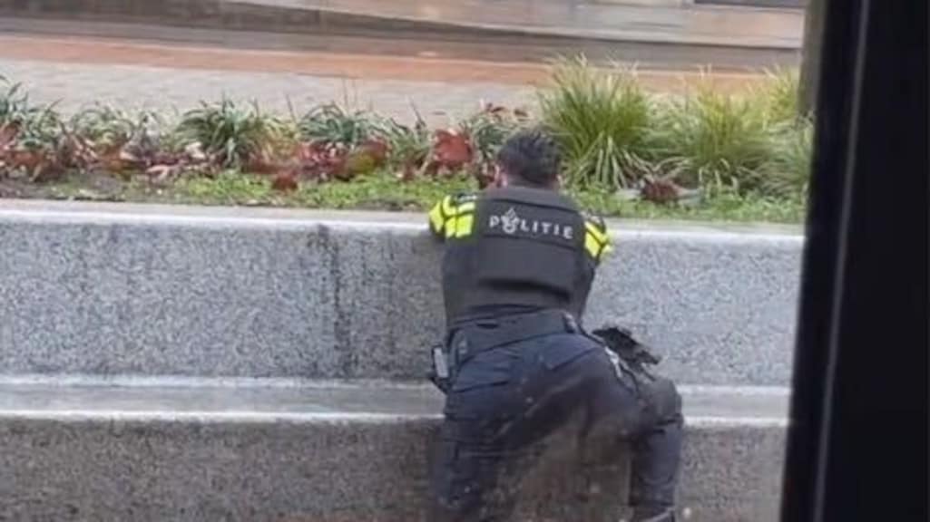 Ooggetuige Leidseplein: 'Gijzelnemer trok man van straat en nam hem onder schot'