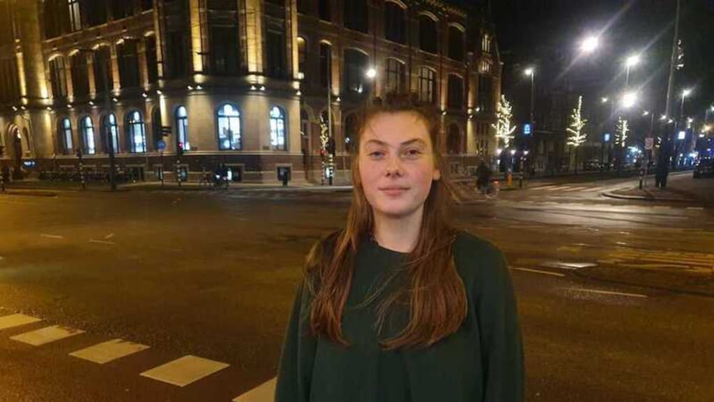 Maud werkte in het cafégedeelte van De Balie en kreeg te horen dat ze met de gasten naar buiten moest.