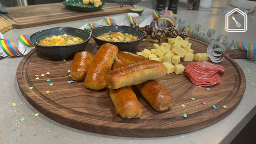 Rijkgevulde Hollandse groentesoep met echte Brabantse worstenbroodjes