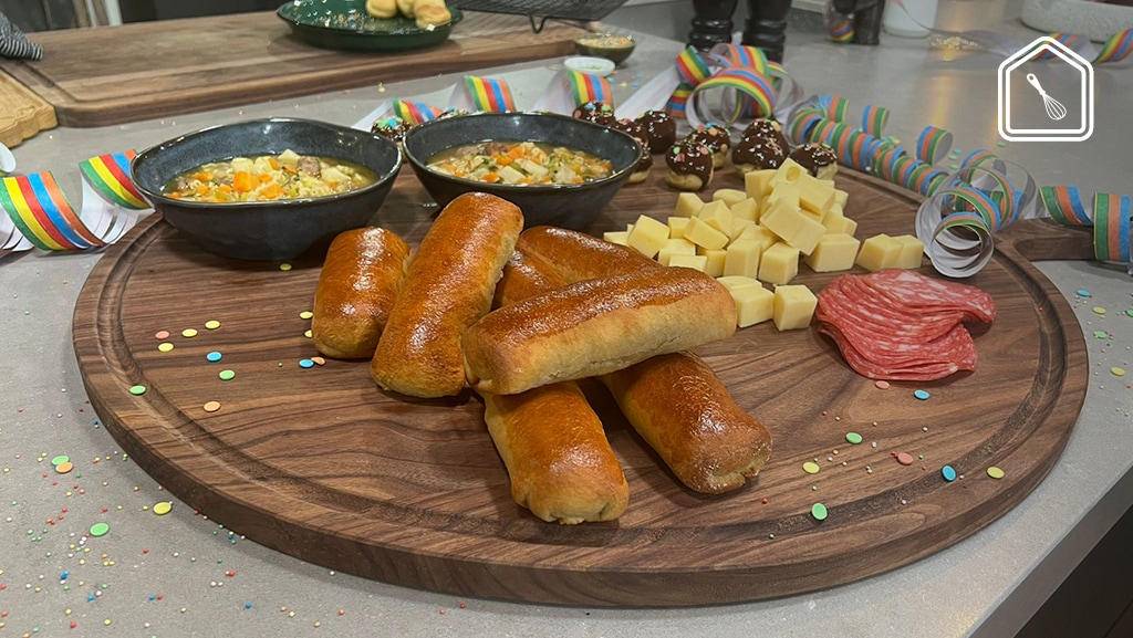 Rijkgevulde Hollandse groentesoep met echte Brabantse worstenbroodjes