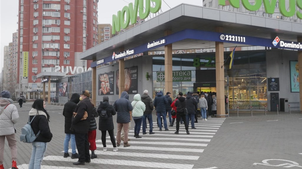 Er staan ook lange rijen voor de supermarkten.