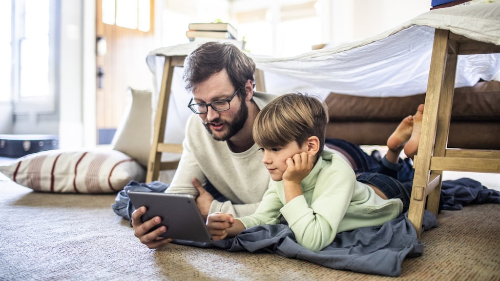 Hoe praat je met je kind over de oorlog? 'Vertel steeds een stukje meer'
