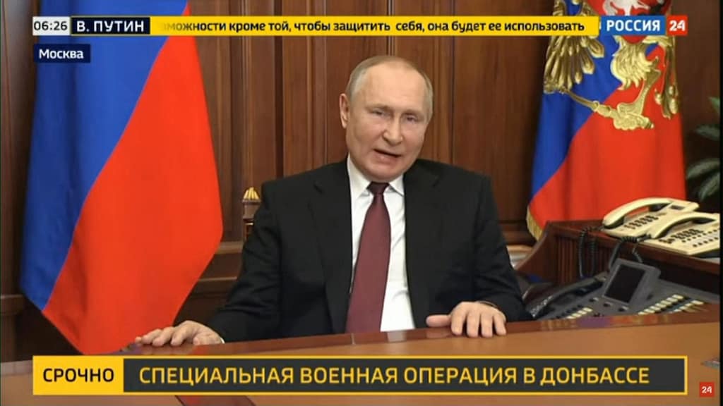 Poetin begint militaire actie in Oekraïne en waarschuwt: 'Leg wapens neer'