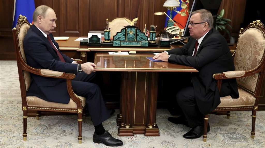 Wat is de sanctie SWIFT en hoeveel pijn doet dat Rusland?