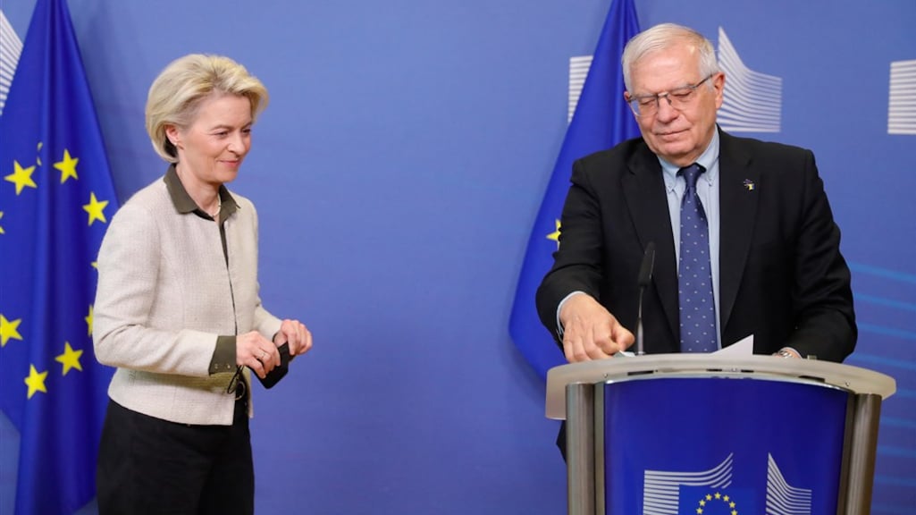 EU sluit luchtruim voor Russische vliegtuigen en stuurt wapens naar Oekraïne