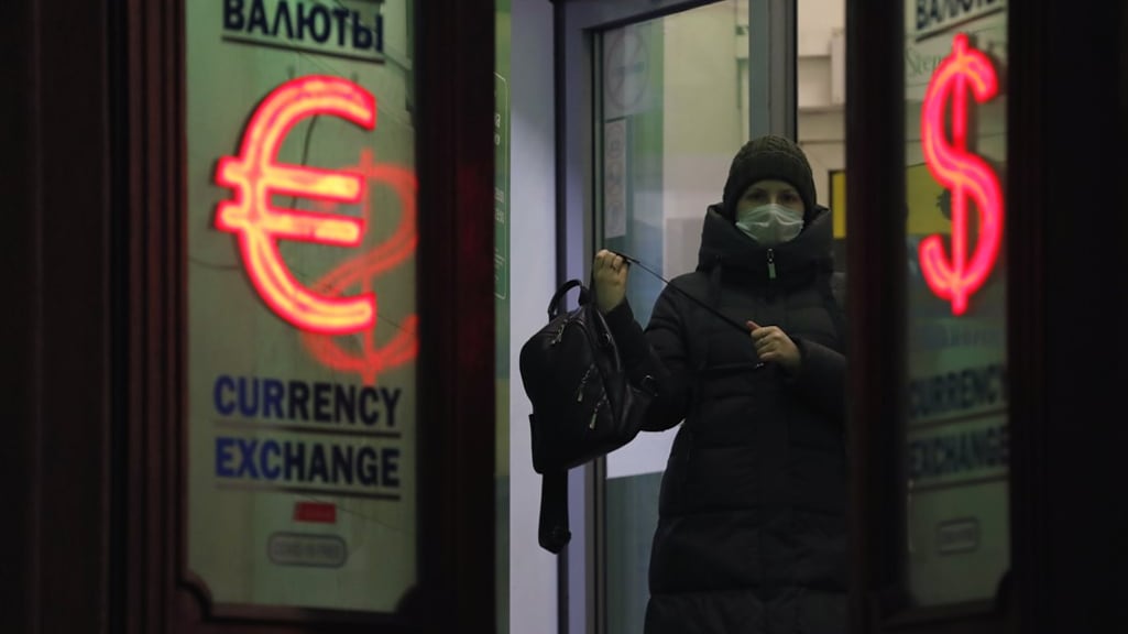 Russische roebel neemt duikvlucht, eerste bank staat op omvallen