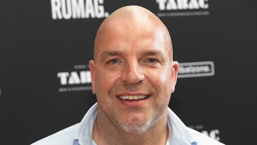 Auto rijdt in op broodjeszaak Andy van der Meijde: 'Flinke schade'