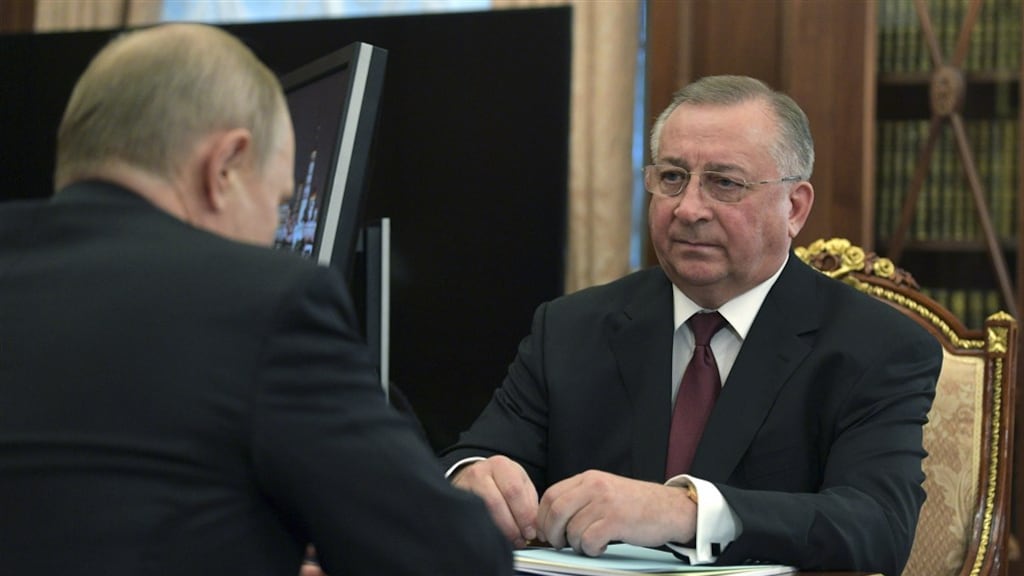 Nikolay Tokarev (r) in gesprek met Vladimir Poetin.
