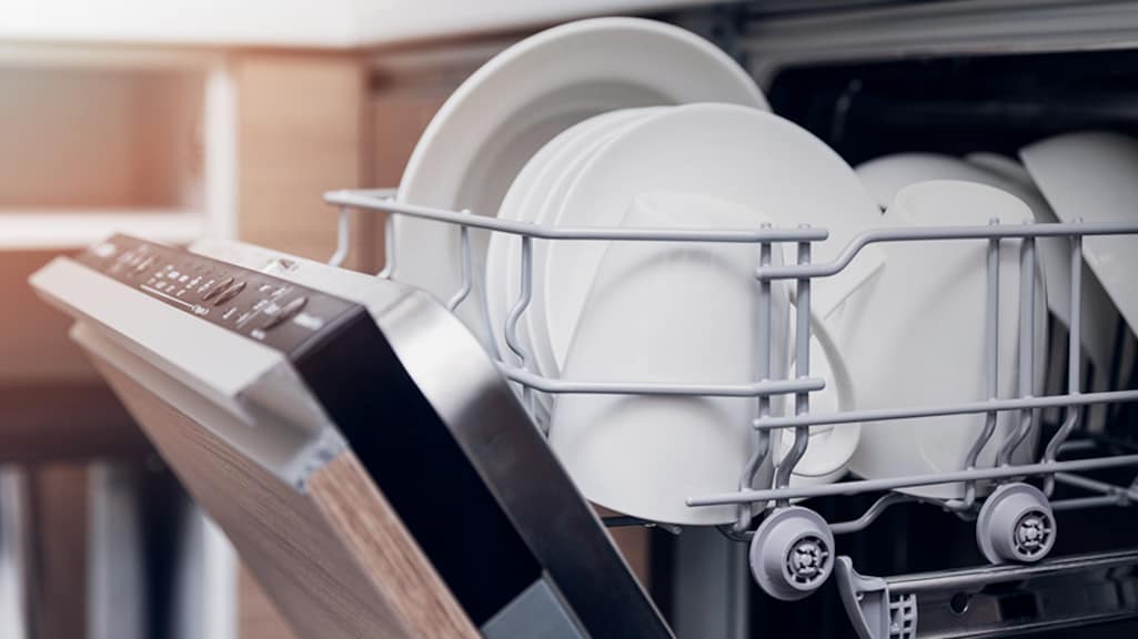 Waarom een propje aluminiumfolie in de vaatwasser af en toe een goed idee is