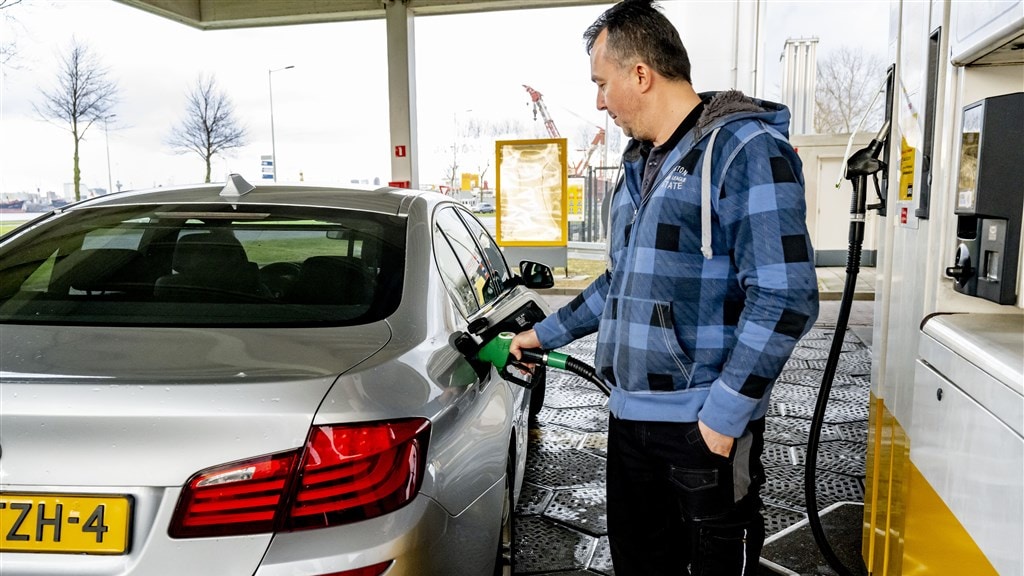Benzineprijs weer flink opgelopen: 'Blijft voorlopig hoog'
