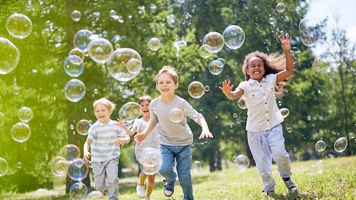 'Leg die schermpjes nou eens weg en ga buitenspelen. De zon schijnt!'