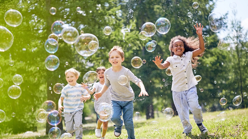 'Leg die schermpjes nou eens weg en ga buitenspelen. De zon schijnt!'