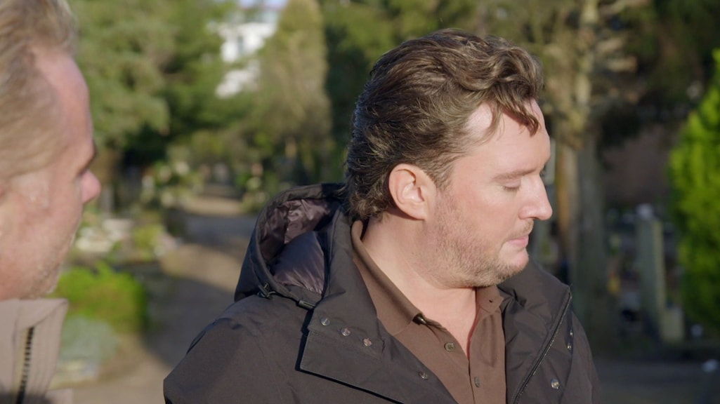 Tino Martin bezoekt graf van zus in Rooijakkers Over De Vloer