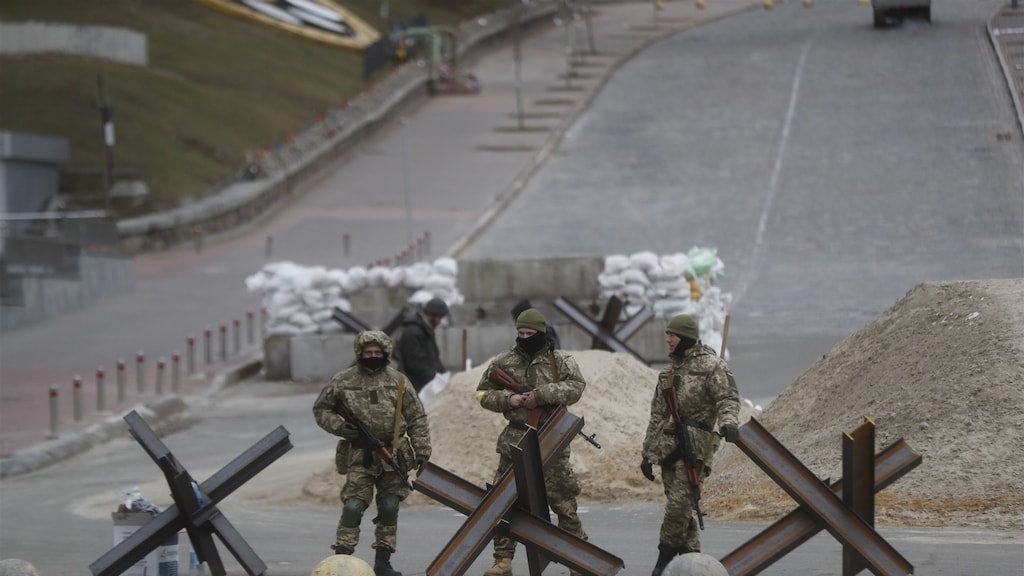 Oekraïense militairen houden de wacht in het centrum van Kiev.