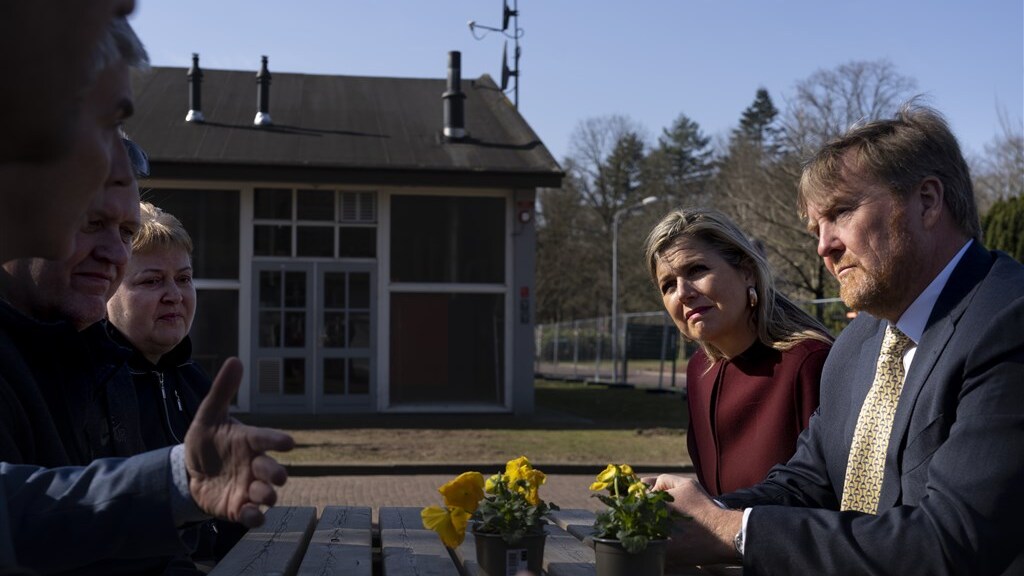 Koningspaar in gesprek met Oekraïense vluchtelingen