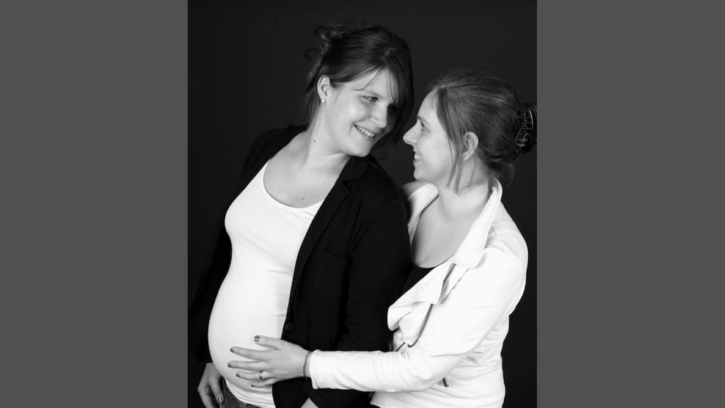 Miriam en Liesbeth. Liesbeth is zwanger van hun eerste kindje Rosalie.
