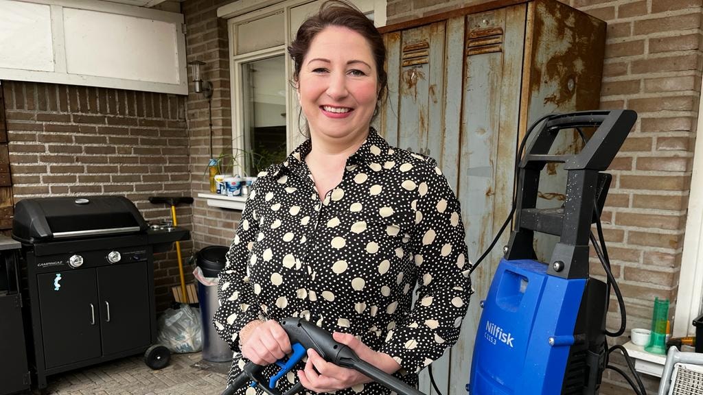 Gierige Gerda leent alles! Zoals een hogedrukreiniger van haar ouders