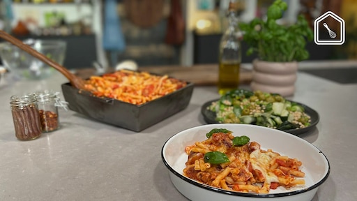 Overheerlijke ovenschotel met macaroni, tomaat en kaas en courgette-tuinbonensalade